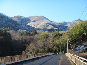 薄雪の山