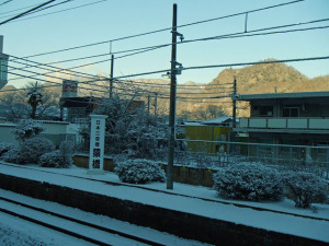 雪の残る猿橋駅