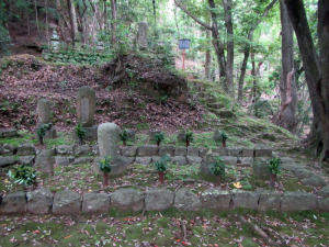 渡海上人供養塔