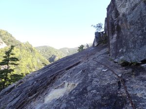 クサリの付いた岩場